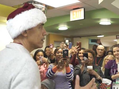 Video: A man with Santa hat arrives at kids’ hospital in Washington and oh my god… it’s Obama!