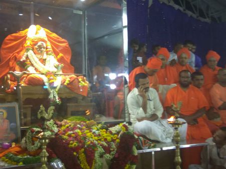 Shivakumara Swamiji no more: Sea of devotees turn up to get glimpse of 111-year-old Lingayat seer