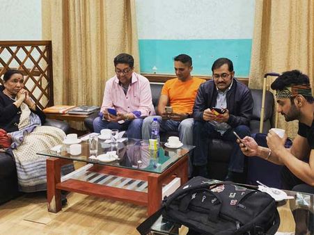 When legendary singer Asha Bhosle found she is talking to the wall