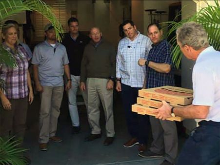 George Bush delivers Pizza to unpaid secret service agents amid shutdown