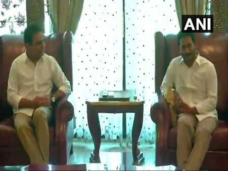 KCR's son KT Rama Rao meets Jagan Mohan Reddy, pushes for Federal Front