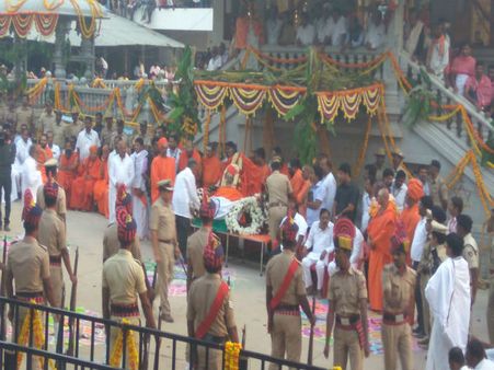 Shivakumara Swamiji laid to rest with full state honours
