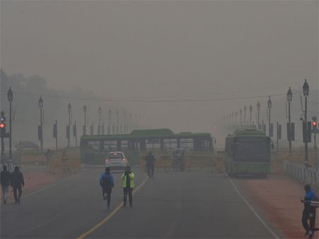 Delhi: Dense fog, poor visibility affects flight operations at IGI
