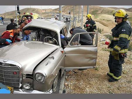 Colombian blogger’s world tour on classis Mercedes Benz ends with accident in West Bank