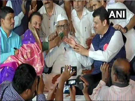 Anna Hazare ends fast after Fadnavis govt accepts demands