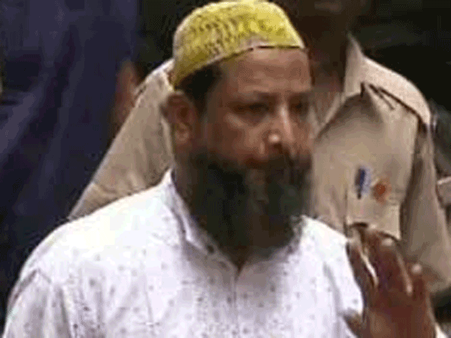 Convict in Mumbai blasts case dies at hospital