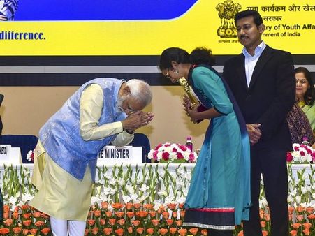 PM Modi confers awards to National Youth Parliament Festival 2019 winners