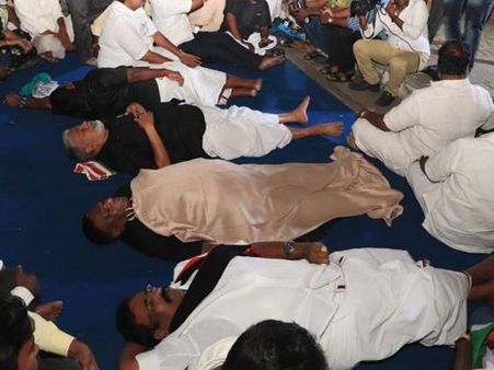 Dharna outside Kiran Bedi's residence: Puducherry CM sleep outside Raj Nivas