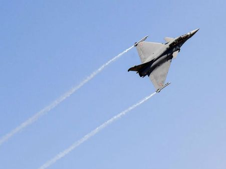 Rafale Fighter jet shows spectacular maneuvers as Aero India 2019 kicks off in Bengaluru