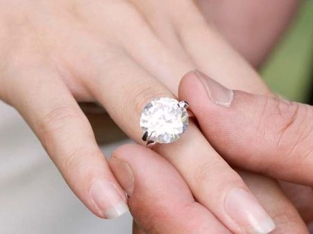 Woman bought ‘cheap’ ring worth Rs 925 years ago; finds it actually costs Rs 6.8 crore!