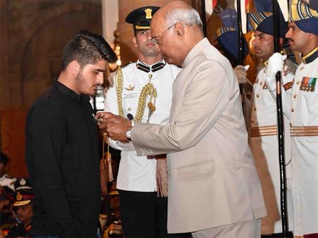 President Ram Nath Kovind awards Shaurya Chakra to Kashmir teen for fighting militants