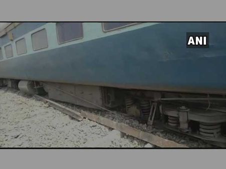 Bihar: 4 injured after 13 coaches of Tapti Ganga Express train derail in Chappra