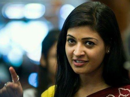 Delhi: Alka Lamba asks public if she should resign from AAP after Twitter spat