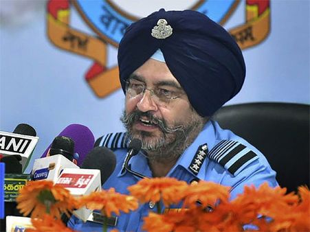 IAF chief leads ‘missing man’ formation for Kargil martyrs