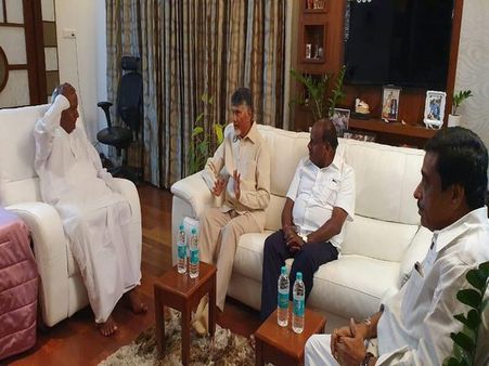 Ahead of big day, Chandrababu Naidu meets Deve Gowda, Kumaraswamy