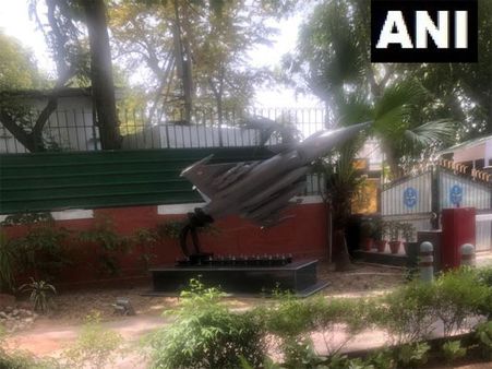 Rafale replica put up outside IAF chief's home opposite Congress headquarters