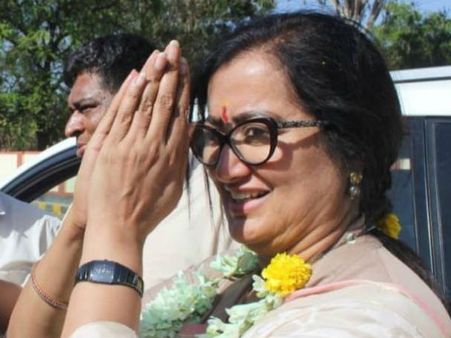 In Mandya, Sumalatha wins against Nikhil Kumaraswamy