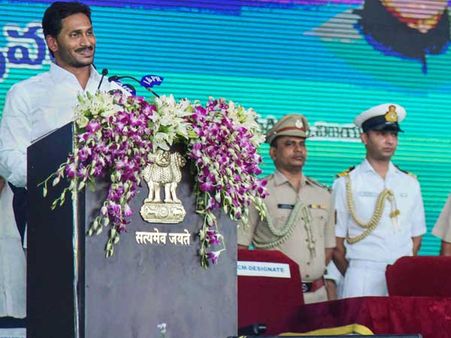 Jagan Reddy hosts lunch to KCR, Stalin; gives PM's ceremony a miss