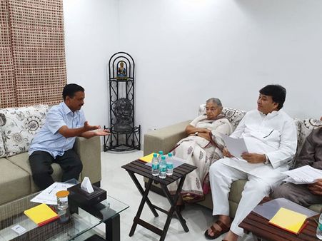 Sheila Dikshit meets Kejriwal, raises power and water supply-related issues