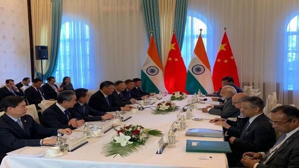Modi meets Xi, Chinese Pres accepts PM’s invite for informal summit