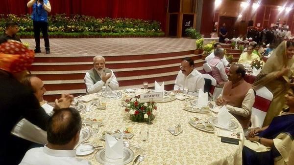 PM hosts dinner for MPs; Lalu Yadav, Mayawati's parties skip