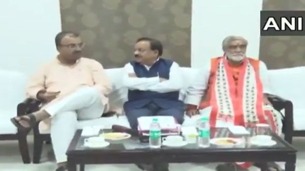 Health Minister asks for updates on India-Pak cricket match during meeting on encephalitis