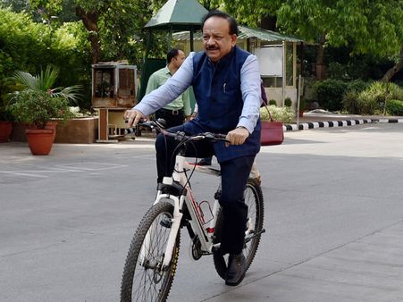 Harsh Vardhan comes on a bicycle to take charge of ministry