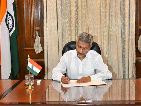 Jaishankar follows Sushma Swaraj's footsteps, helps Indians in trouble abroad