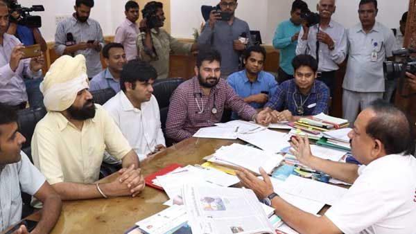 Doctors strike: Union health minister appeals to Bengal CM not to make it prestige issue