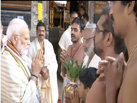 PM Modi offers prayers at famous Lord Krishna temple in Guruvayur