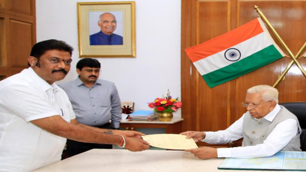 More trouble for coalition govt in Karnataka: 2 Cong MLAs quit; Kumaraswamy blames BJP