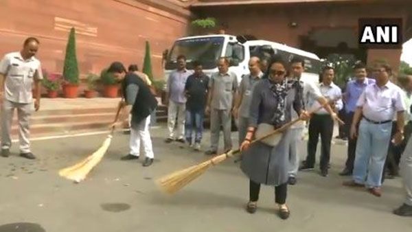 BJP MPs Hema Malini & Anurag Thakur sweep Parliament Premises