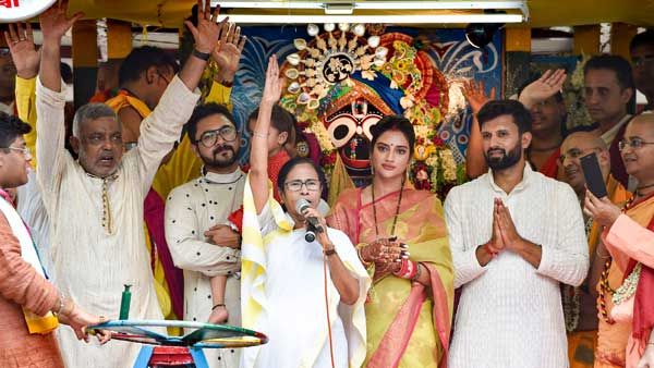 Nusrat Jahan, Mamata Banerjee flag off ISKCON’s Kolkata rathyatra