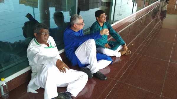 TMC delegation stopped from visiting Sonbhadra, stages dharna at Varanasi airport