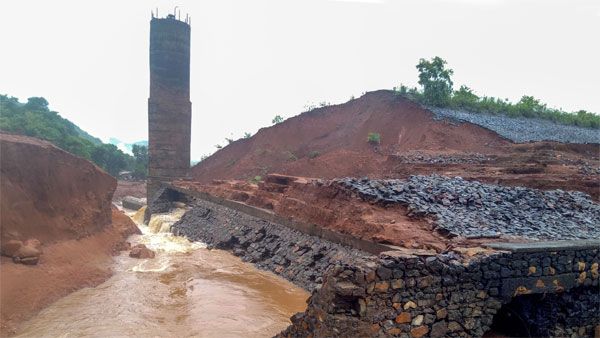 Ratnagiri dam breach: NCP workers walk into police station with crabs demanding their arrest
