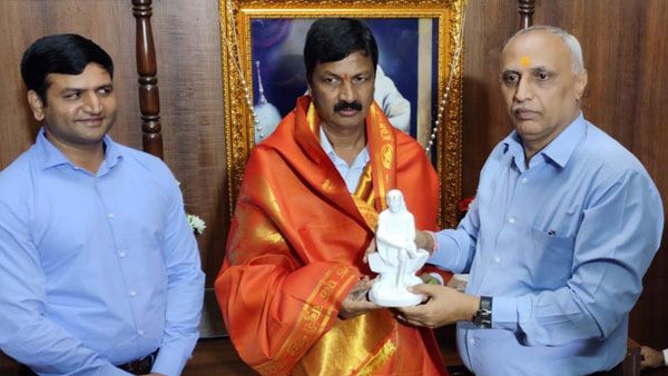 Rebel K'taka MLAs head to Shirdi for visit to Saibaba temple