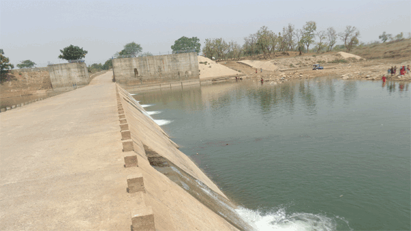 Chhattisgarh: Sand mafia loots Shivnath River