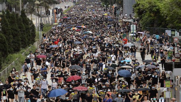 Hong Kong: To sidestep protest ban crowds carry crosses, sing