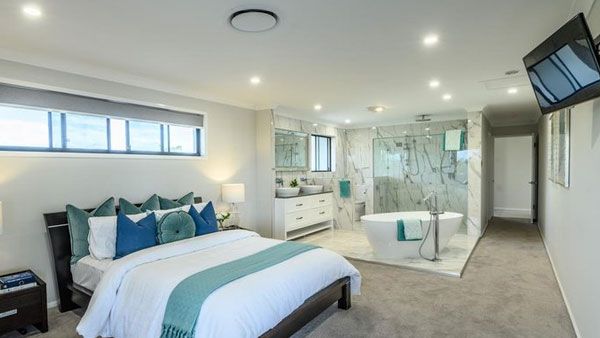 'Bizarre' Brisbane ensuite with no barriers shocks the internet