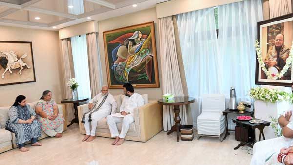 Modi visits Arun Jaitley’s residence, offers condolences to family