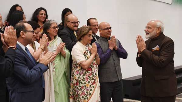 PM Modi meets Kashmiri Pandits in Houston, assures them of 'Naya Kashmir'