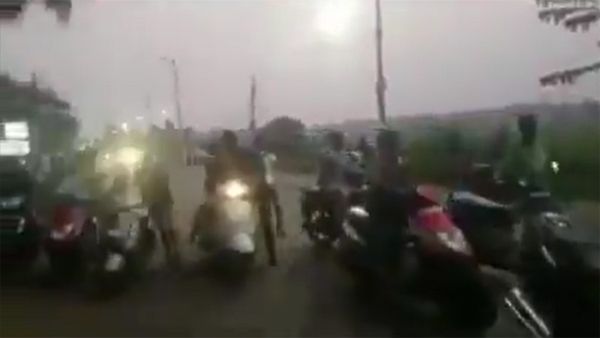 Jugaad! Indians without helmets get off bikes to avoid challan after new traffic rules