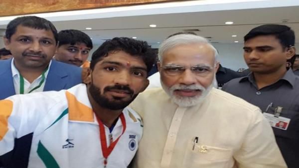Olympic medallist Yogeshwar Dutt, former Indian hockey captain Sandeep Singh join BJP