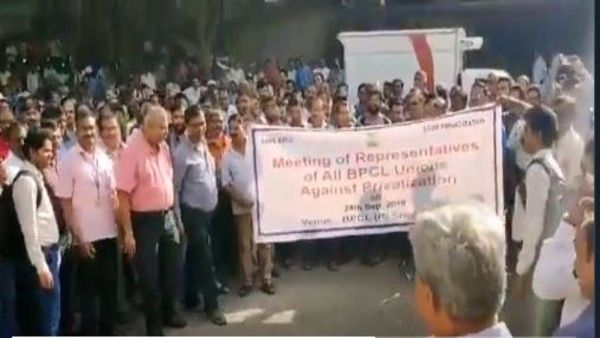 #ChowkidarChorHai: Chant BPCL workers showing protest