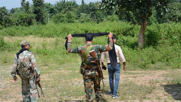Naxals kill two policemen in Ranchi