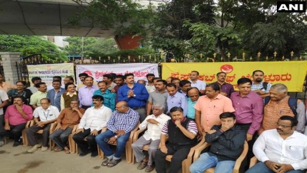 Scribes protest ban on live telecast of Karnataka Assembly's House proceedings