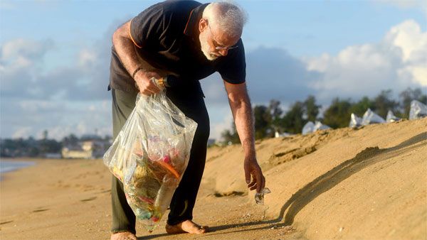 What was the mystery object Modi was carrying while plogging at Mamallapuram beach