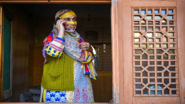 Hours after mobile post-paid connections restored, SMS services blocked in Kashmir