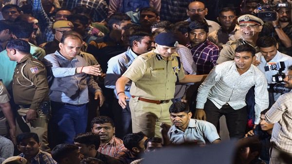 Tis Hazari clash: Delhi Police chief meets injured constables