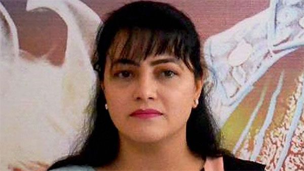 Honeypreet meets Sirsa Dera chief Gurmeet Ram Rahim at Rohtak jail